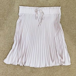 NWT - H&M pleated skirt (US6)